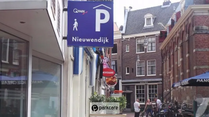 Ingang voor voetgangers Parkeergarage Nieuwendijk in Amsterdam