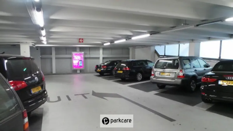 Parkeergarage de Bijenkorf Amsterdam geparkeerde auto's