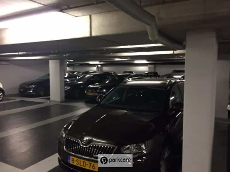 Parkeergarage Eurocenter in Amsterdam overdekt parkeren met auto's