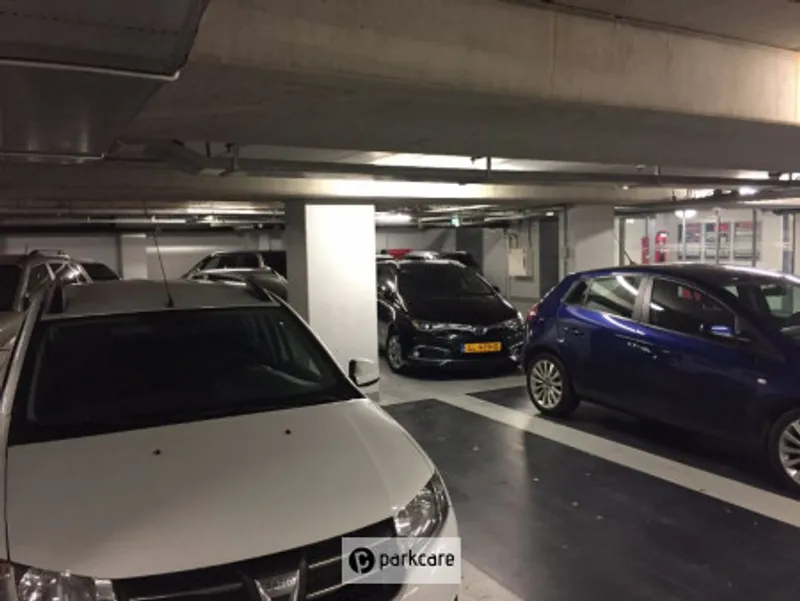 Parkeergarage Eurocenter in Amsterdam met auto's