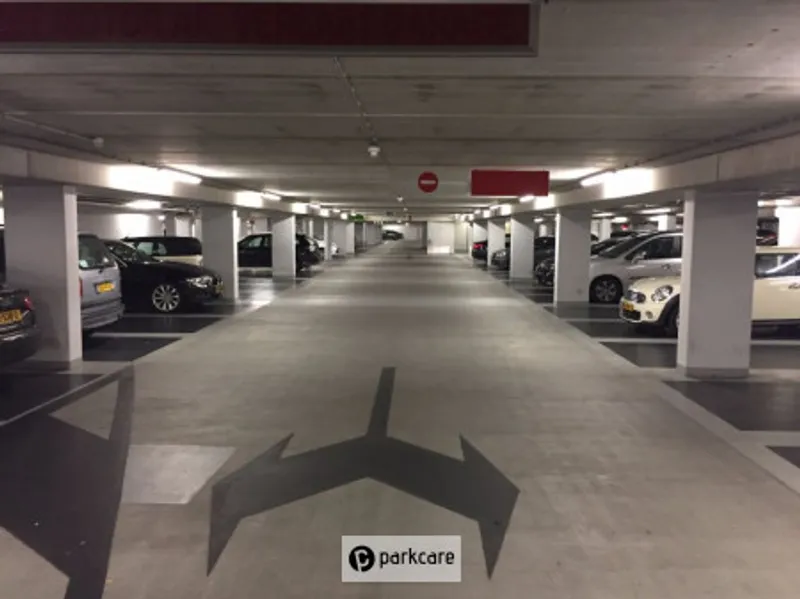 Parkeergarage Eurocenter met auto's op de parkeerplaatsen