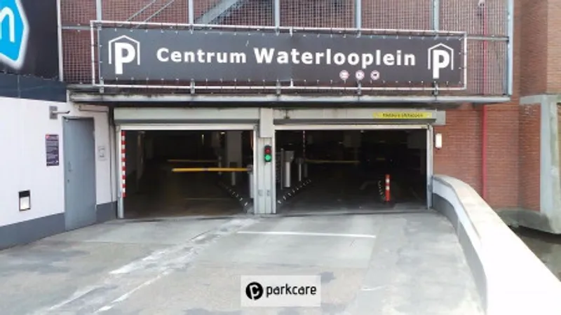 Parkeergarage Waterlooplein voorkant met in- en uitrijgedeelte in Amsterdam