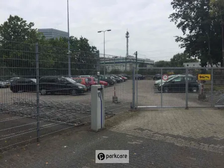Auto's bij hek parkeerterrein P+R Fuutlaan in Eindhoven