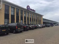 Auto's op rij parkeerterrein P+R Fuutlaan in Eindhoven