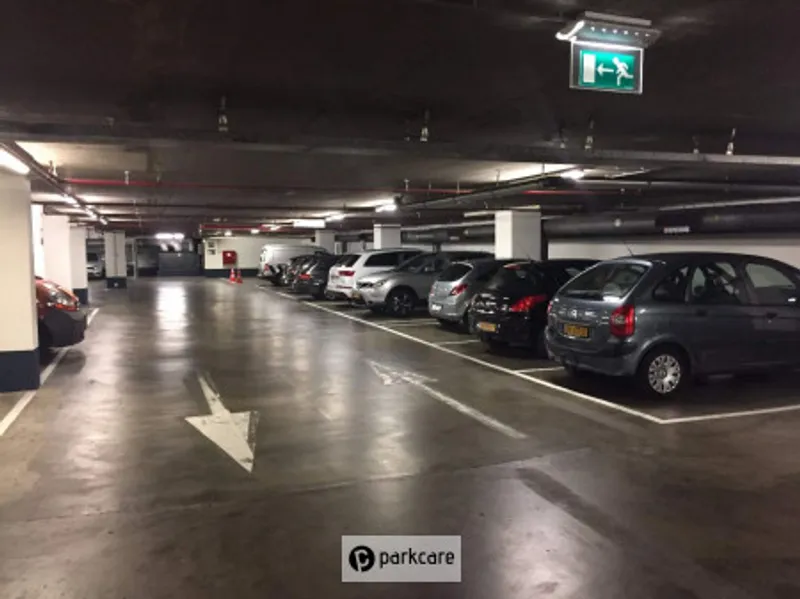 Geparkeerde auto's parkeergarage Hooghuis Eindhoven