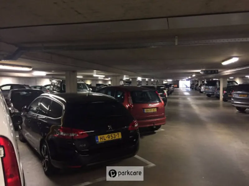 Geparkeerde auto's parkeergarage de Witte Dame Eindhoven