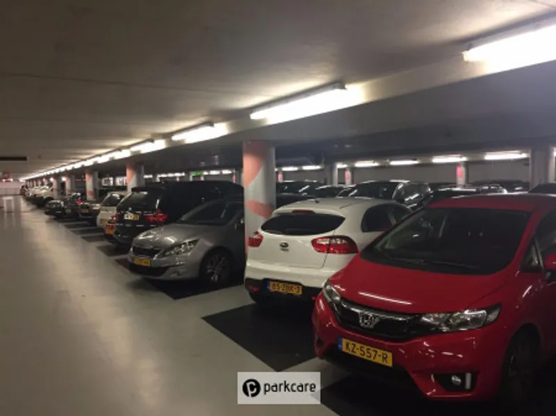 Geparkeerde auto's parkeergarage De Admirant Eindhoven