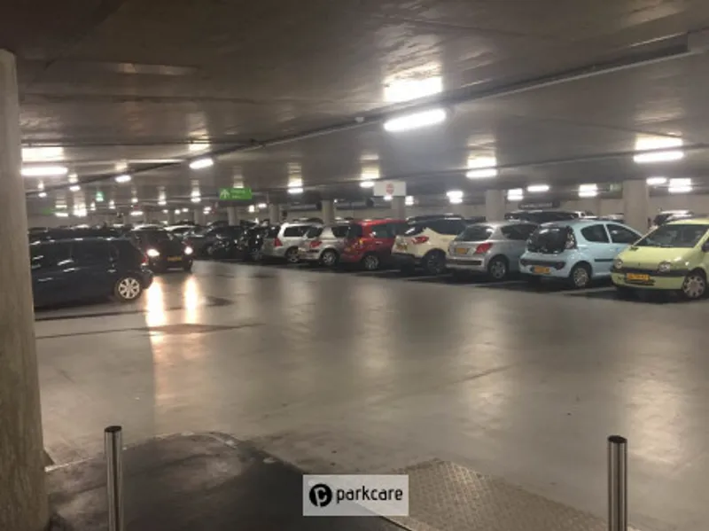Geparkeerde auto's parkeergarage Stadhuisplein Eindhoven