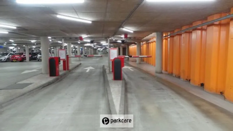 Entree Parkeergarage Boterdiep met geparkeerde auto's