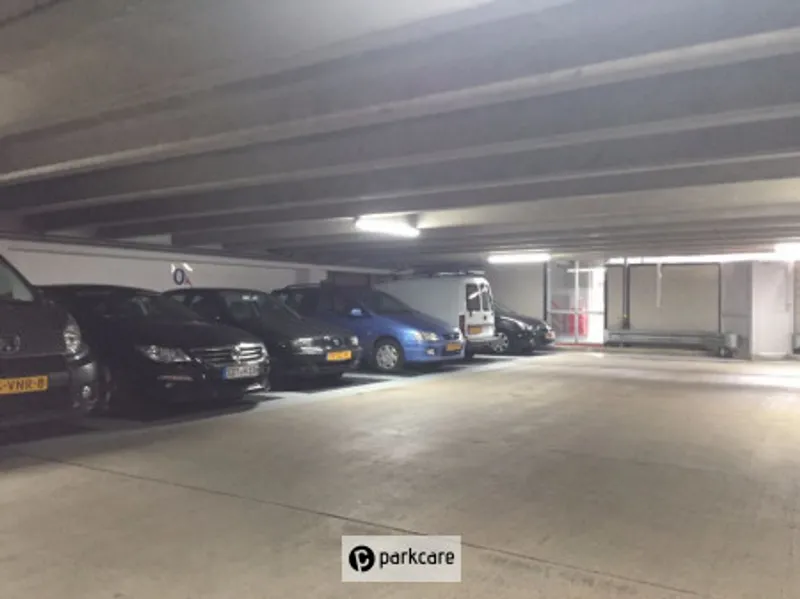 Auto's geparkeerd parkeergarage Wijnstraat 78