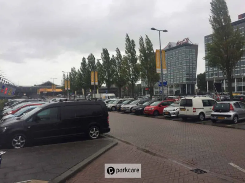 Auto's geparkeerd parkeerterein Alexandrium Megastores