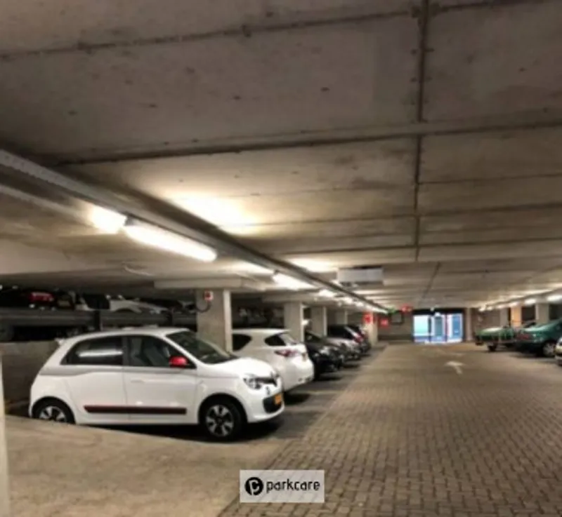 geparkeerde auto's Q-Park Lutherse Burgwal