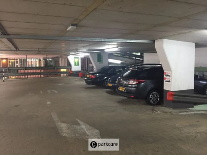 Parkeergarage Rozet Geparkeerde auto's met pijl naar uitgang