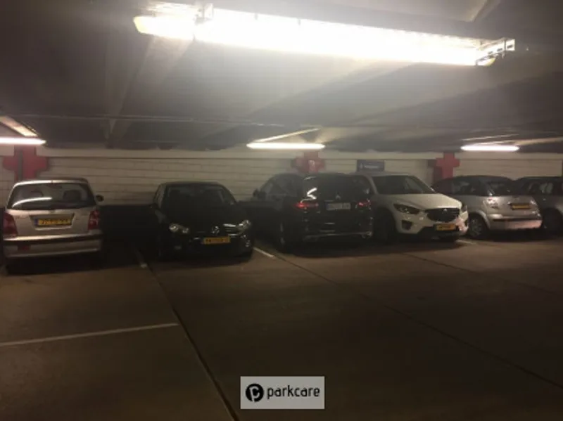 Parkeergarage Musis P1 Auto's op een rij geparkeerd