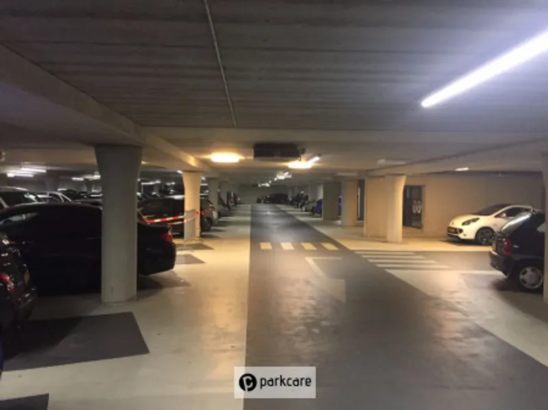 Citadel (Interparking) Geparkeerde auto's binnen in parkeergarage