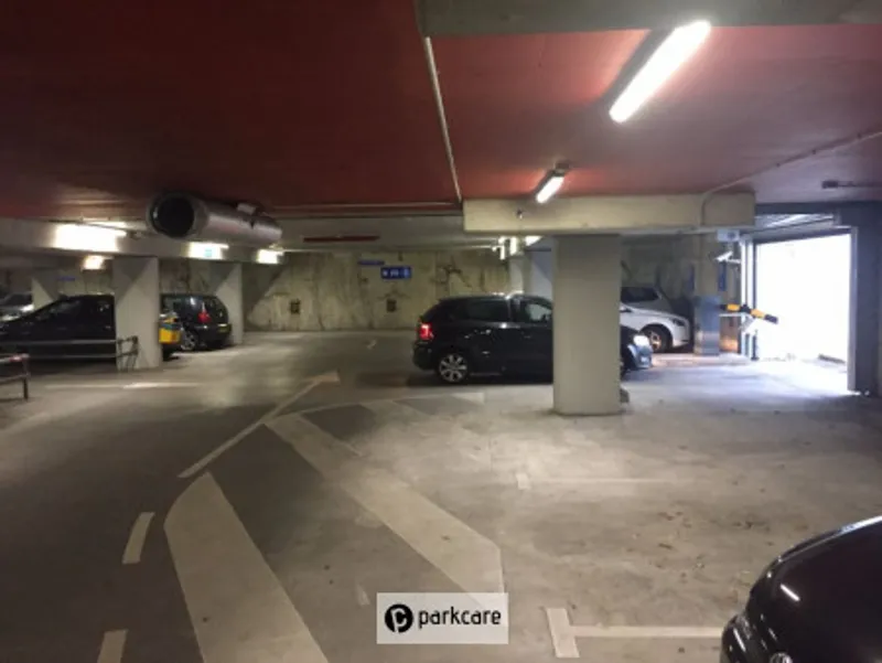 Parkeergarage Stadhuis Assen Auto wacht voor slagboom om uit te rijden