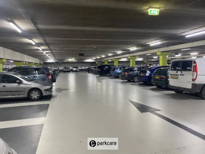 Parkeergarage Oldehove Auto's geparkeerd binnen in garage