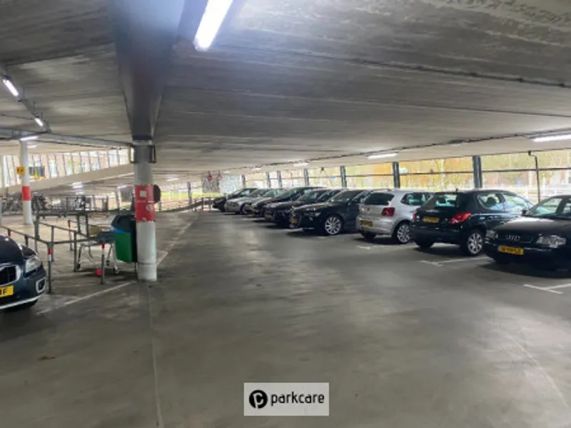 Parkeergarage Zaailand Geparkeerde auto's binnenin parkeergarage