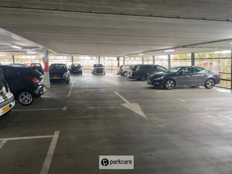 Parkeergarage Zaailand Geparkeerde auto's binnenin parkeergarage Witte pijl op de grond
