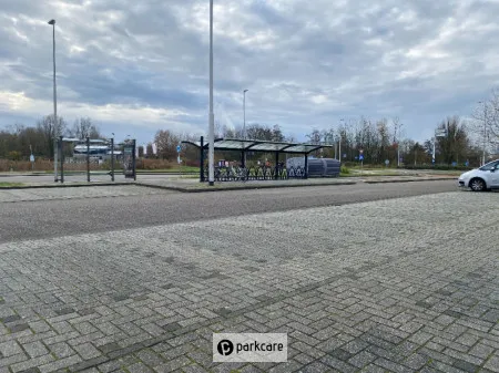 P+R Kalverdijkje parkeerplekken met bushalte en fietsenstalling