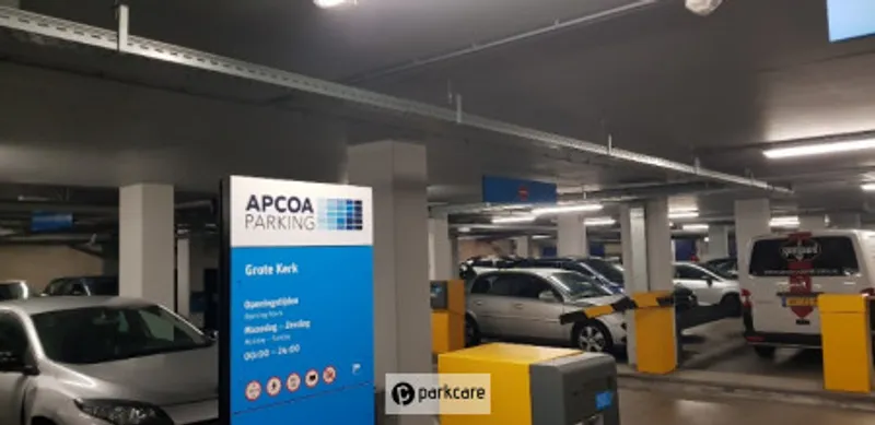 APCOA Parking Grote Kerk Slagbomen binnenin parkeergarage met informatiebord.