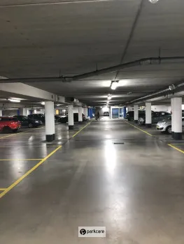 Parkeergarage Il Palazzo geparkeerde auto's binnenin parkeergarage