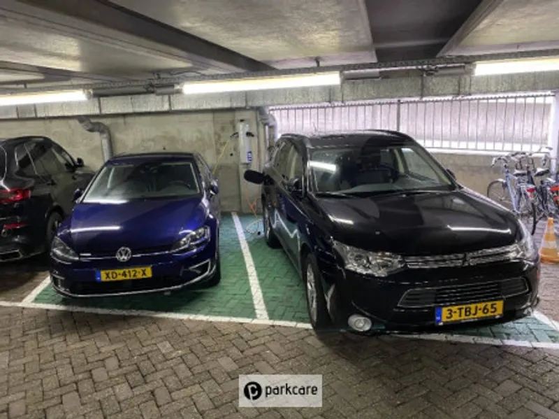 Parkeergarage Veerterminal Twee parkeerplekken voor elektrische auto's