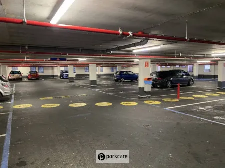Parkeergarage Koninckshoek foto van binnen met gele looproute