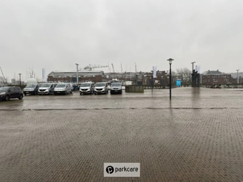 Parkeerterrein Willemsoord-Noord Auto's naast elkaar geparkeerd