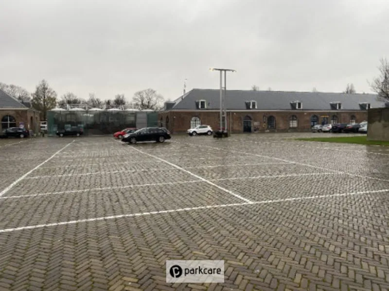 Parkeerterrein Willemsoord-Zuid Overzicht met uitzicht op de uitgang