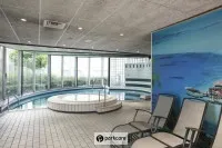 Zwembad en stoelen NH Schiphol Airport