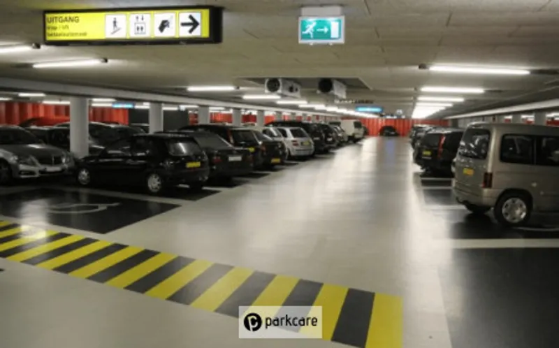 Parkeergarage Maagjesbolwerk Binnenin parkeergarage geparkeerde auto's
