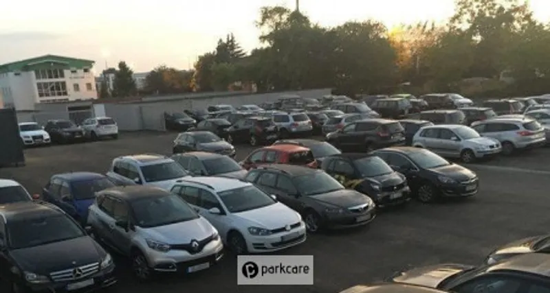 Idealparken Valet Keulen overzicht met geparkeerde auto's