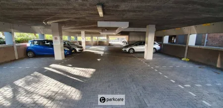 Geparkeerde auto's op parkeerplaats Parkeerterrein Verbeekstraat