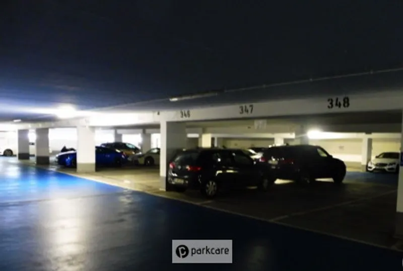 Verlichte parkeergarage van GoldPark nabij Düsseldorf Airport