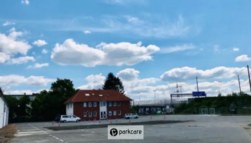 Enkele auto's op onoverdekte parkeerplaats van Parkservice Bremen