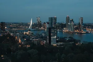 Rotterdam stad bij nacht met lichtjes